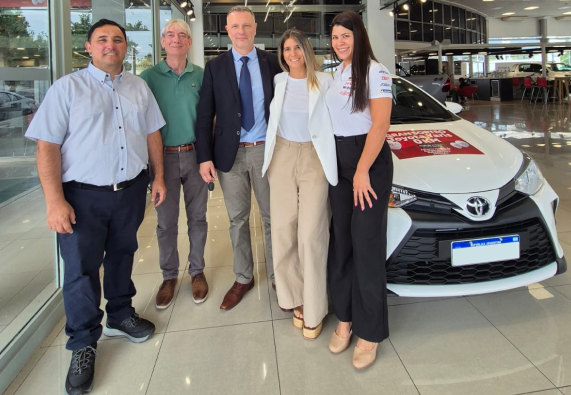 La confianza que se premia: Señor González entregó el Toyota Yaris 0 km al ganador del Club de Amigo